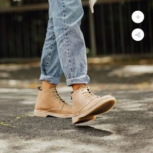 Veldskoen Leather Chukka Boots with Pink Laces